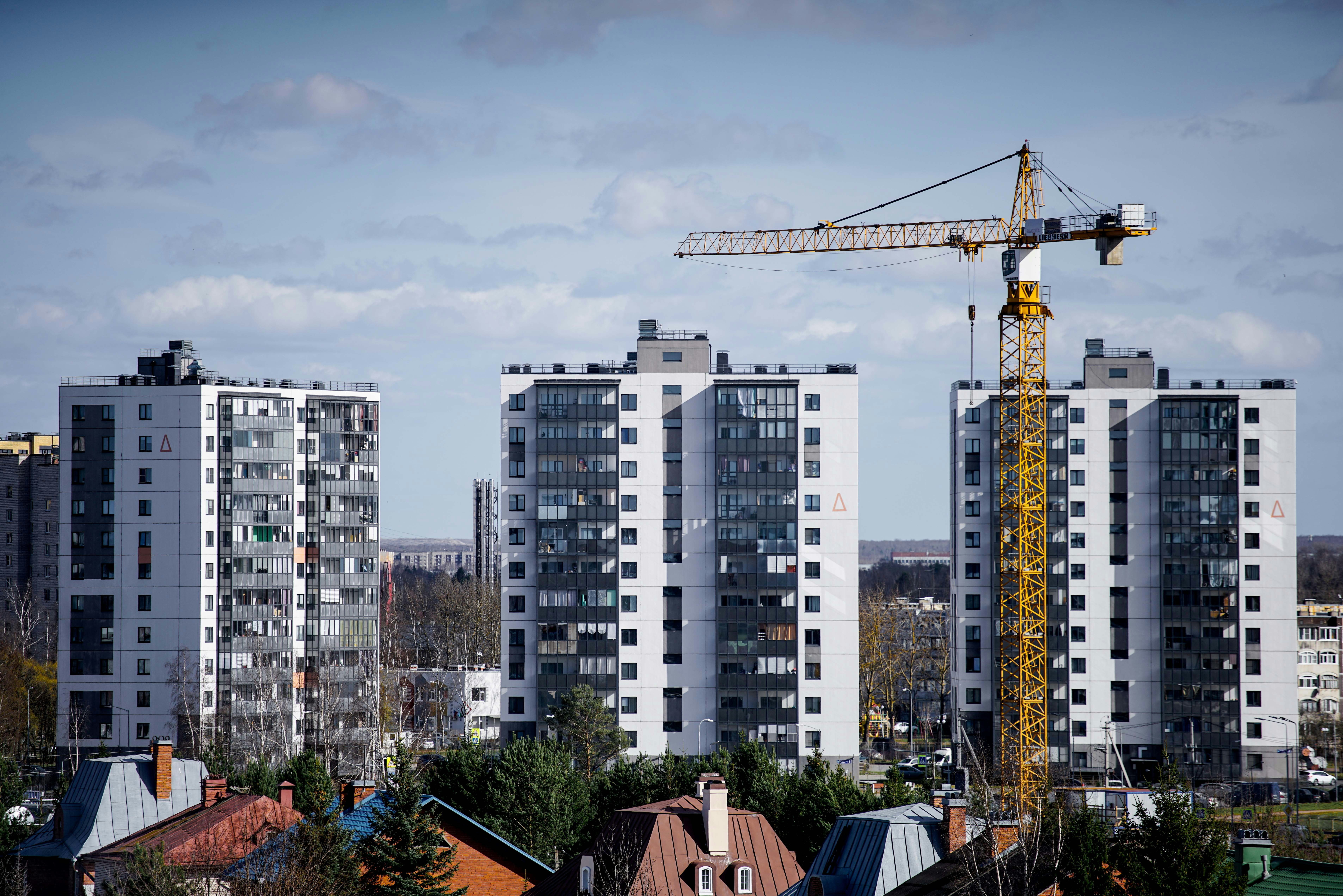 크레인이 고층 건물 앞에 서 있습니다