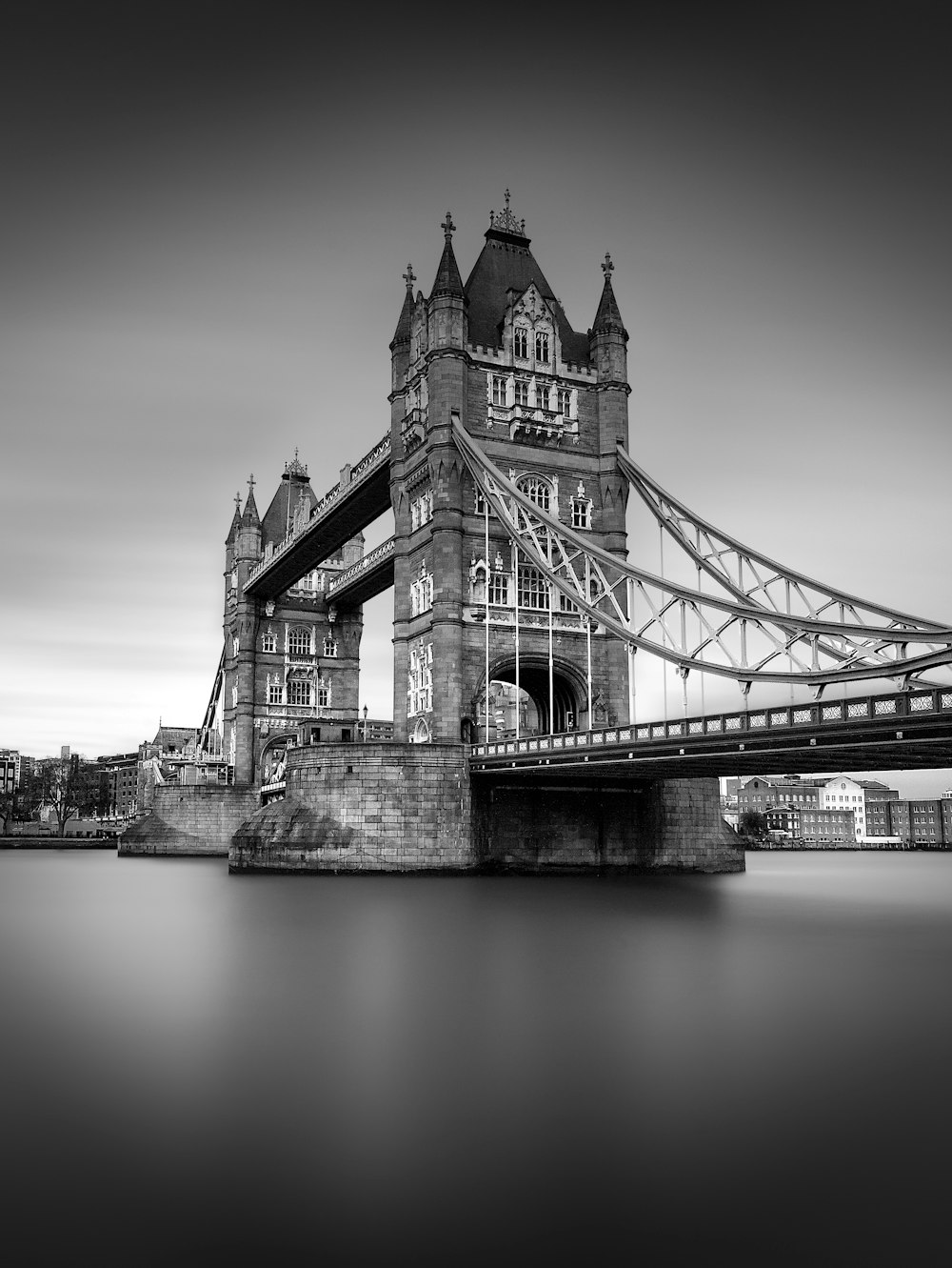 Una foto en blanco y negro del Tower Bridge