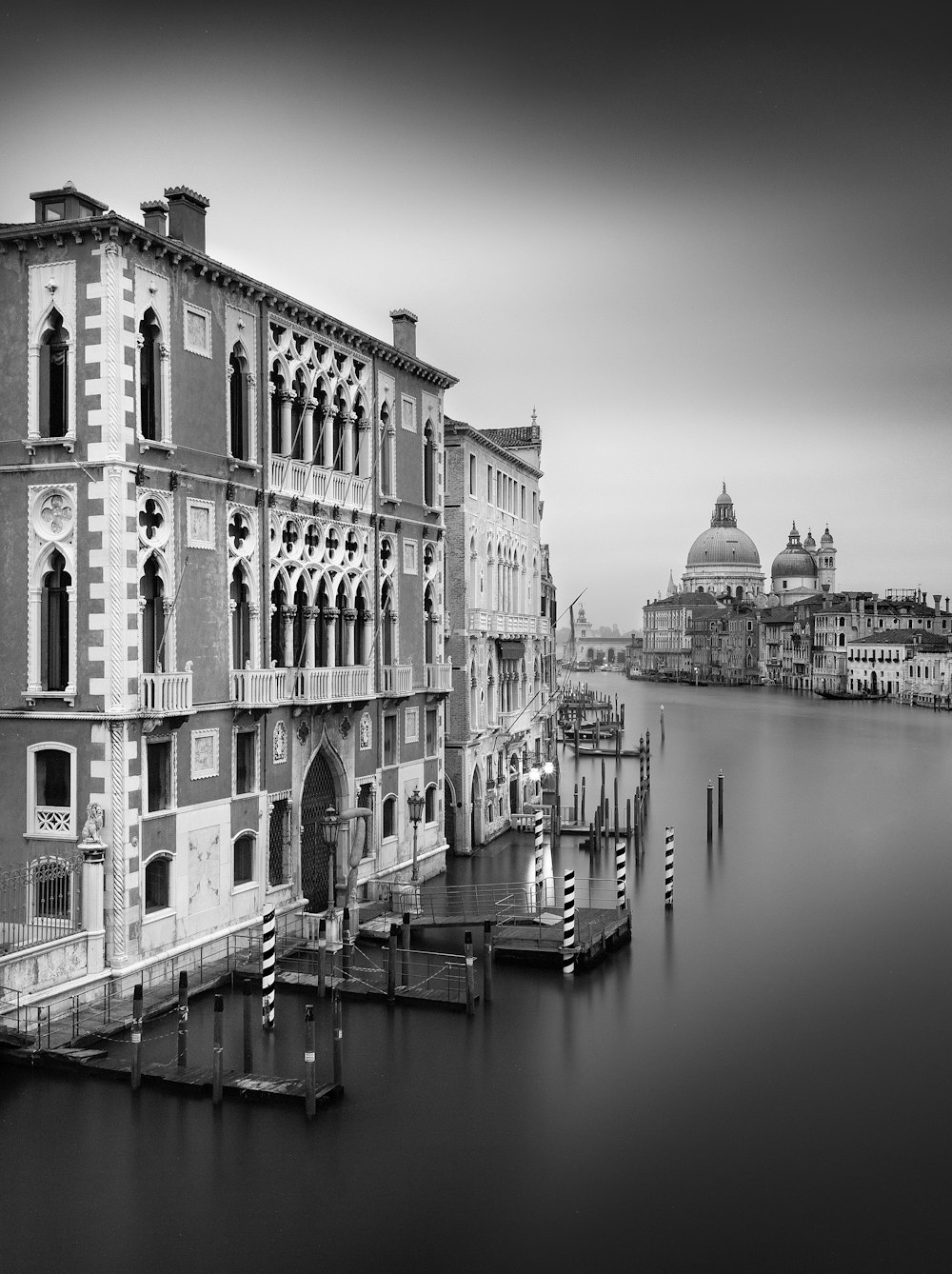 水上の建物の白黒写真