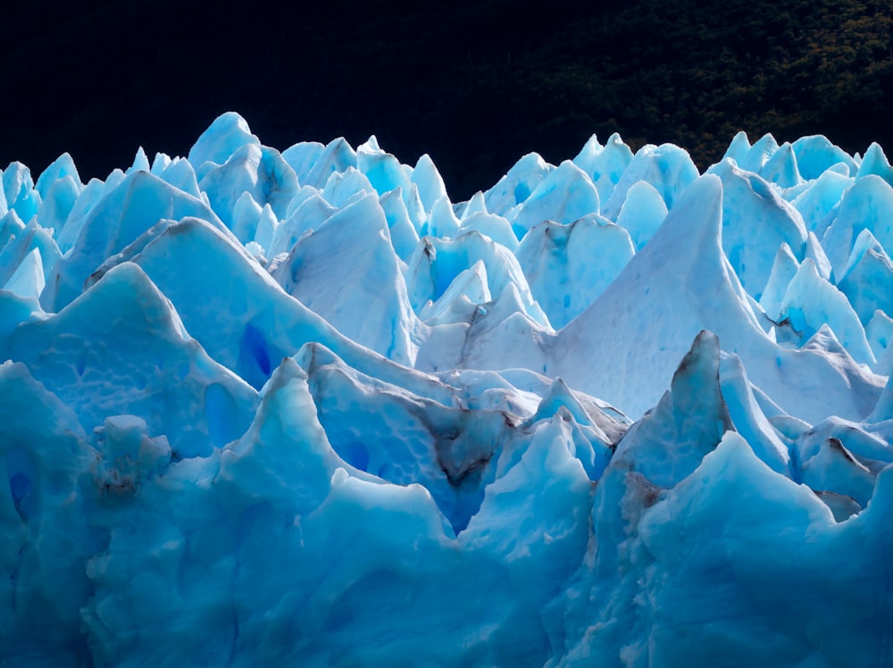 a large group of icebergs that are blue and white
