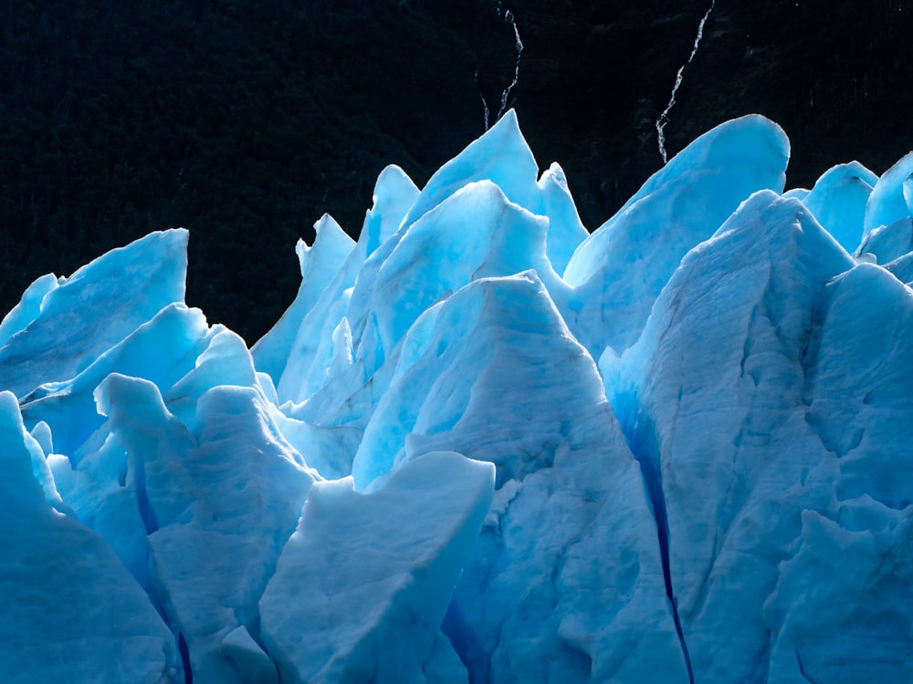 un grand glacier bleu avec beaucoup de neige dessus