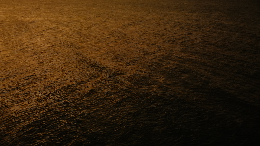 una gran masa de agua con un fondo de cielo