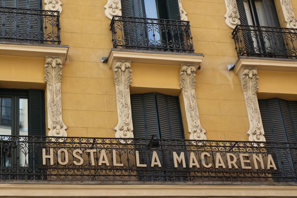 Un edificio amarillo con un letrero que dice Hotel Amaarena