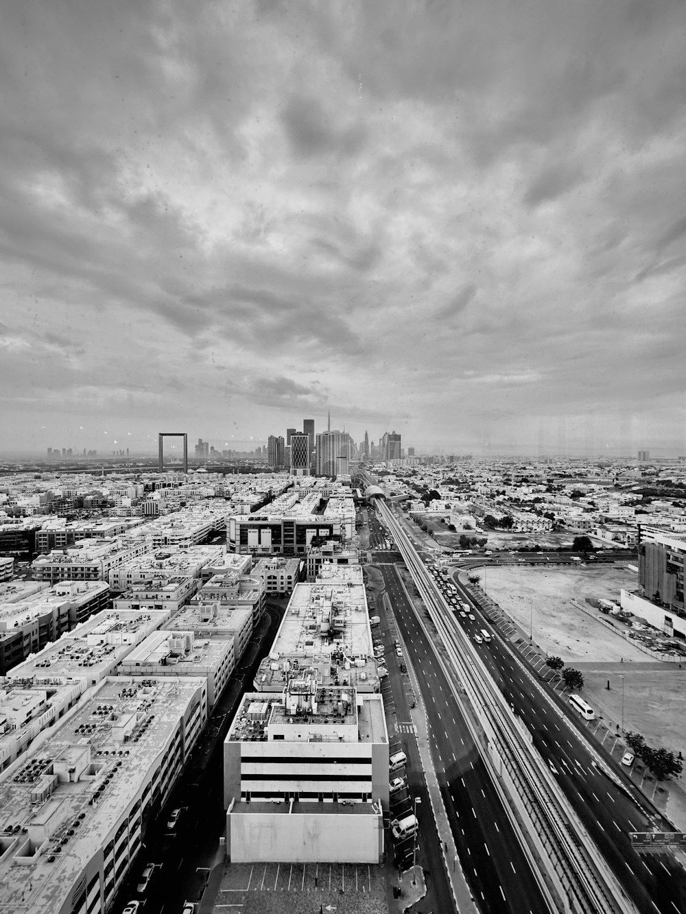 Una foto en blanco y negro de una ciudad