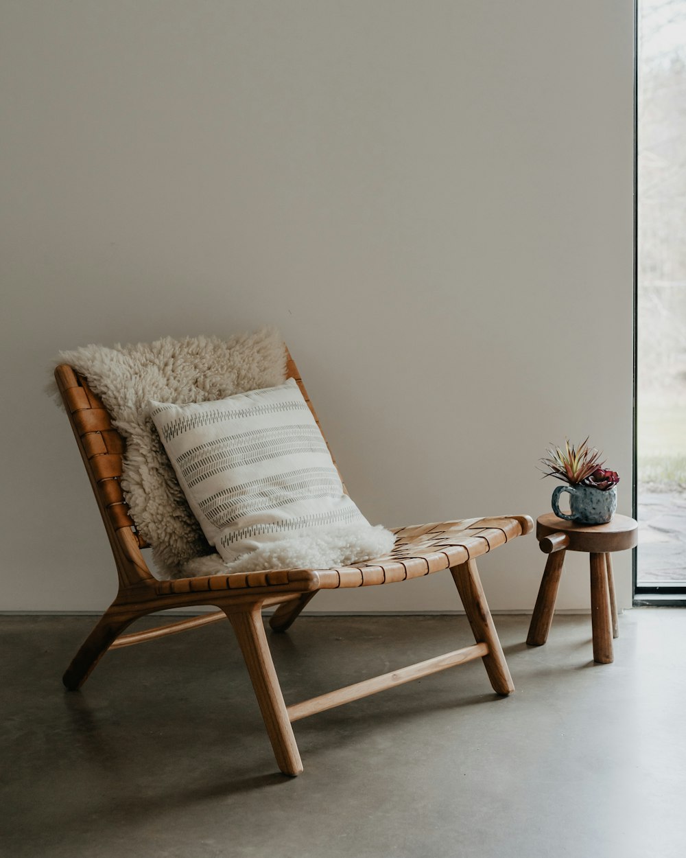 una silla y una mesita en una habitación