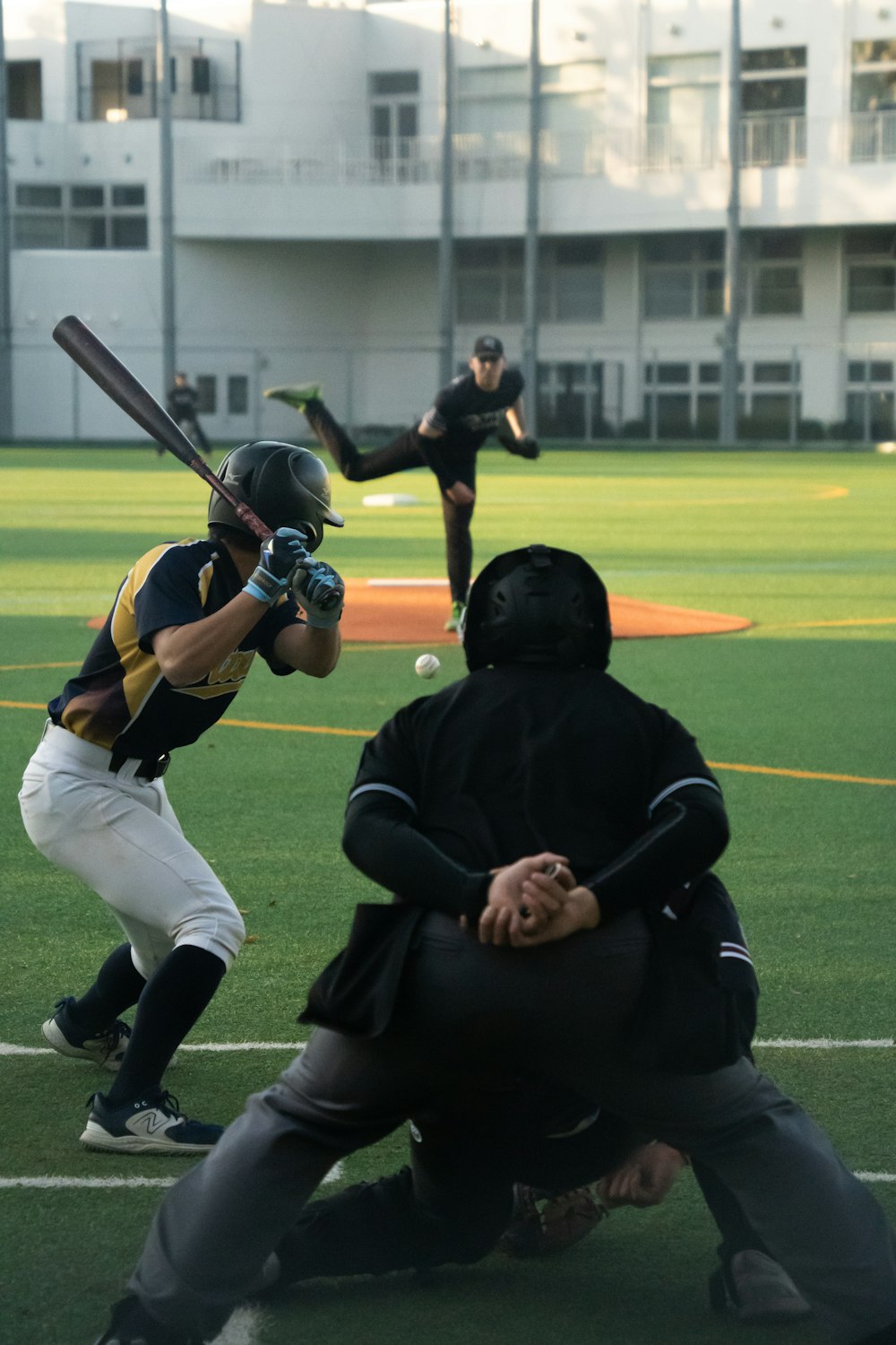 un gruppo di uomini su un campo che giocano a baseball