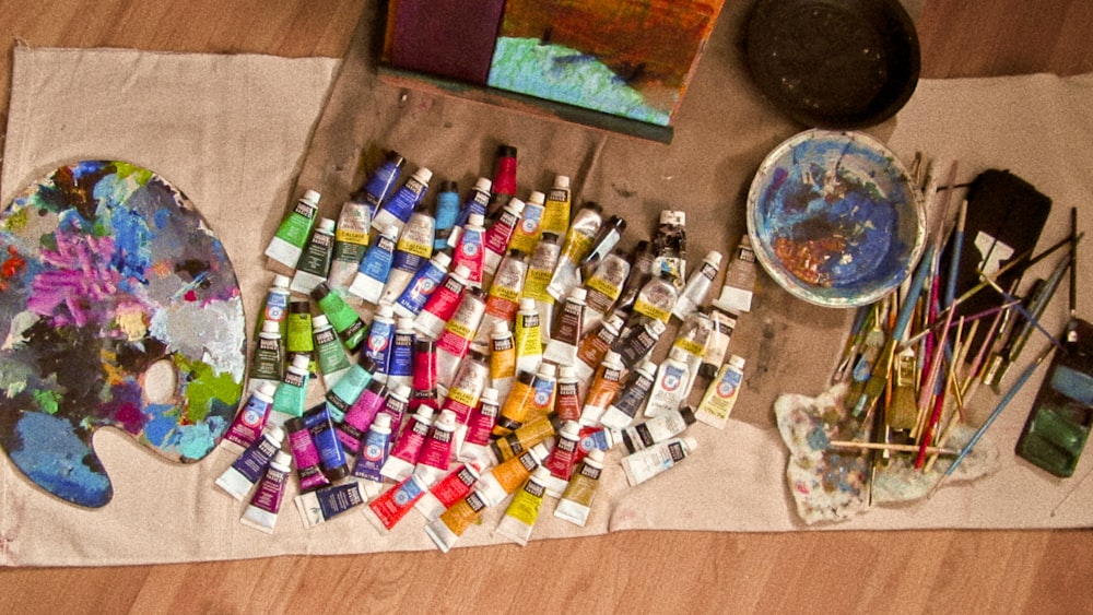 a table topped with lots of art supplies