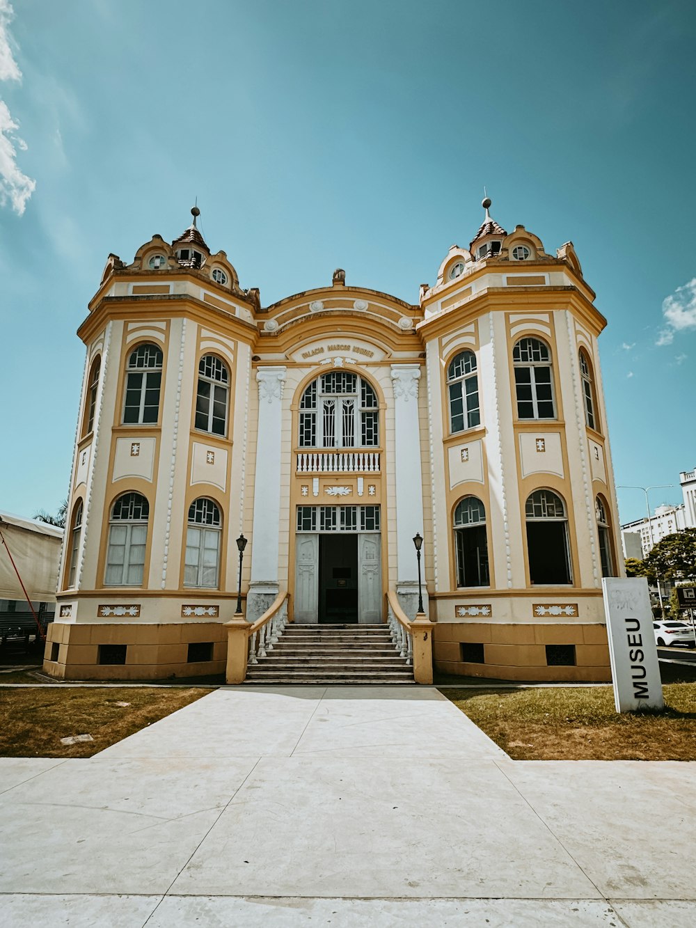 a large building with a lot of windows on it