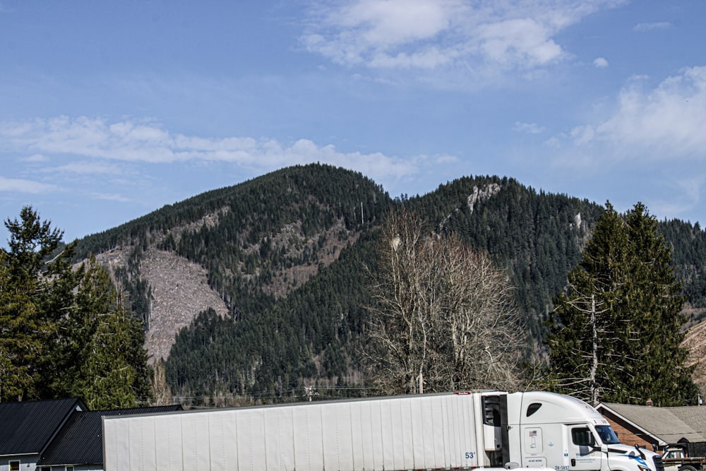 un camion è parcheggiato di fronte a una montagna