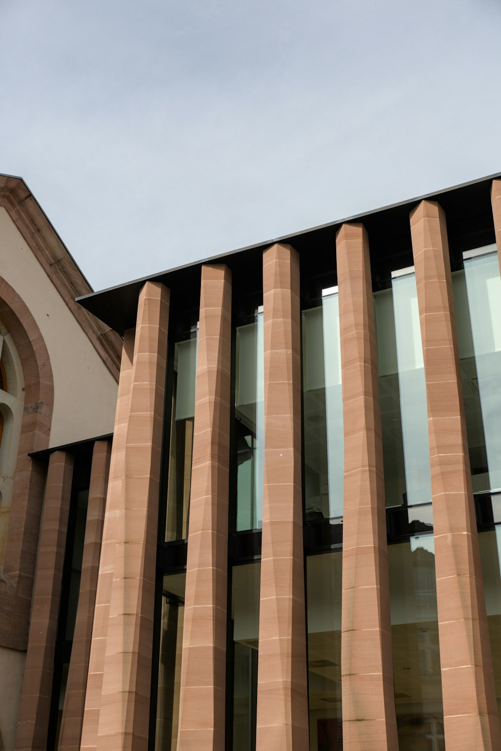 un grand bâtiment avec une horloge sur le côté