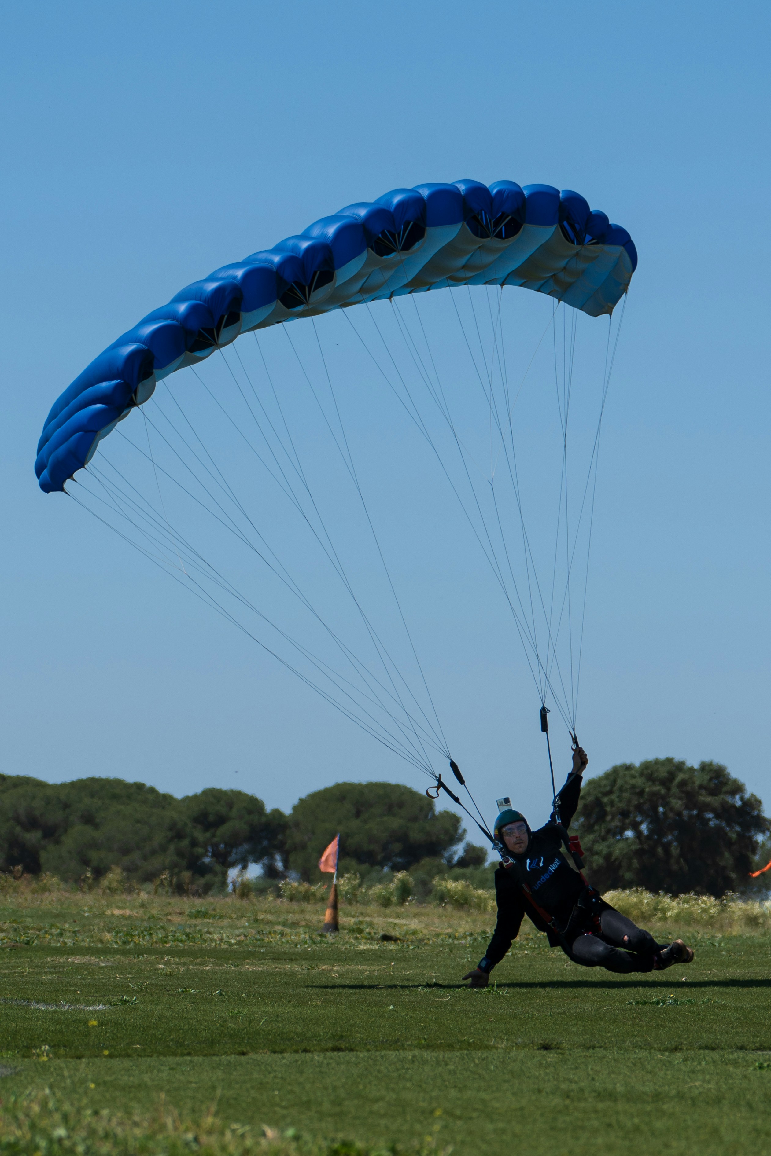 una persona en un campo con un paracaídas