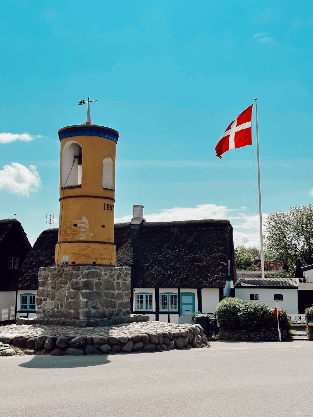 un drapeau flottant au vent à côté d’un bâtiment