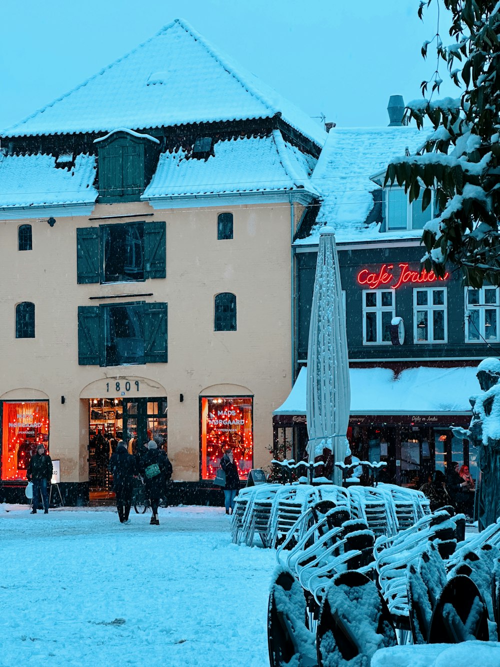 Un edificio con mucha nieve encima