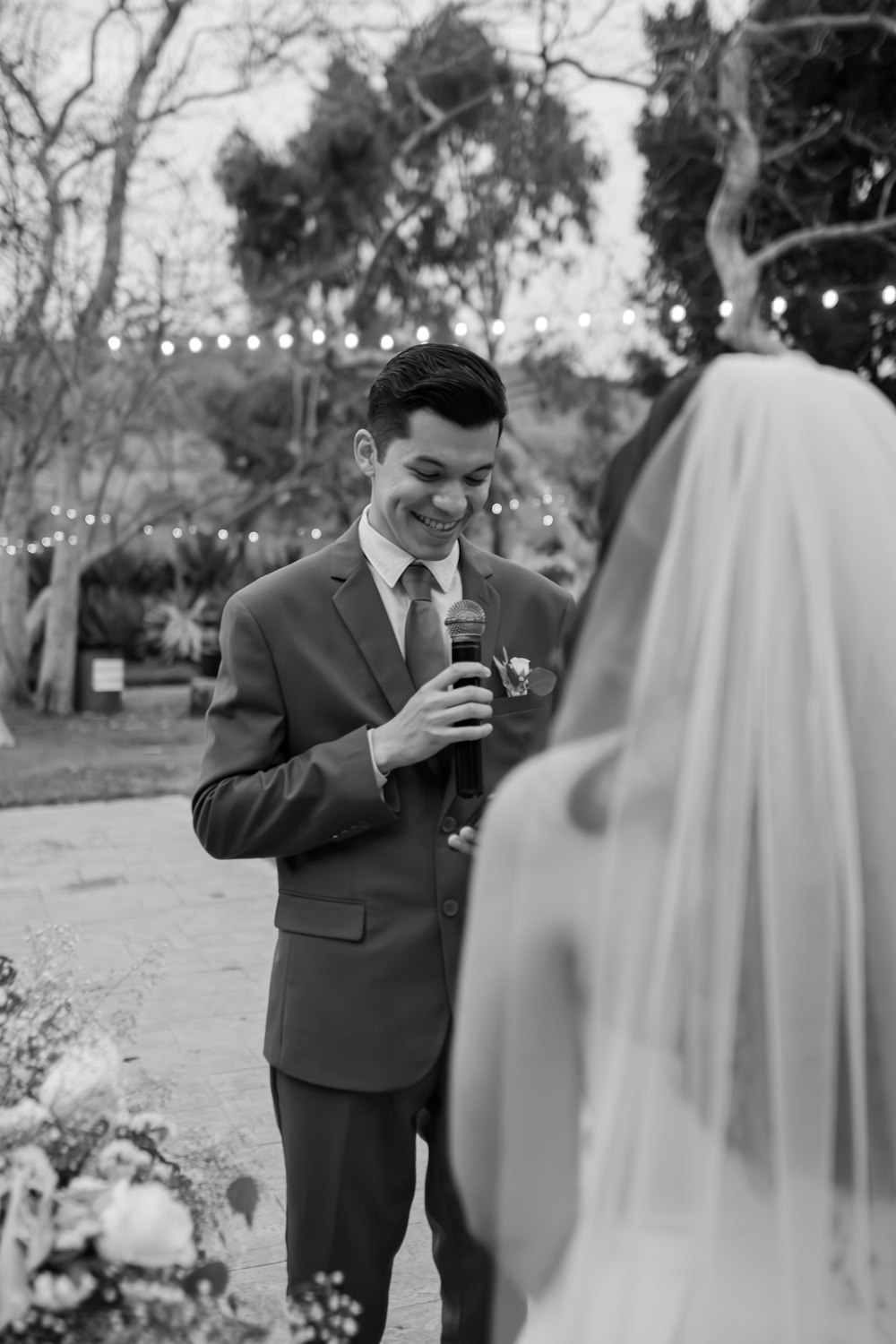 Un hombre de pie junto a una mujer con un vestido de novia