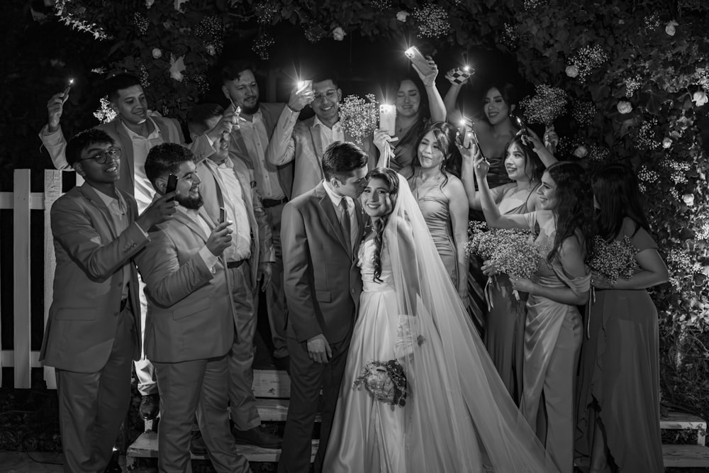 Una novia y un novio están rodeados por su fiesta de bodas