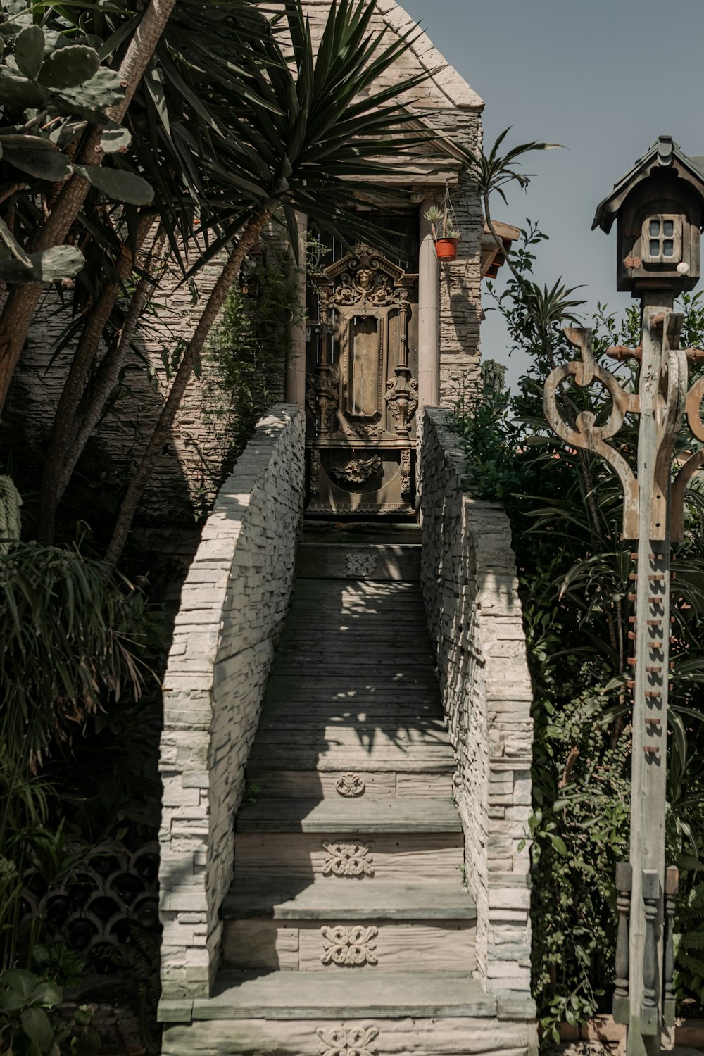una rampa di scale che porta a una casa