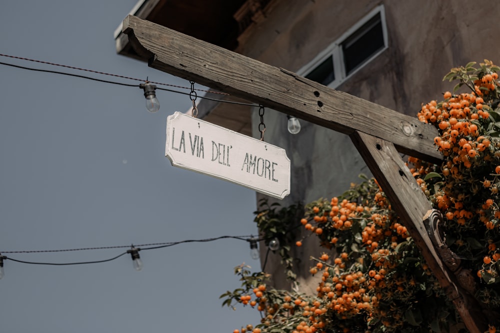 ein Straßenschild, das an einem Holzpfahl hängt