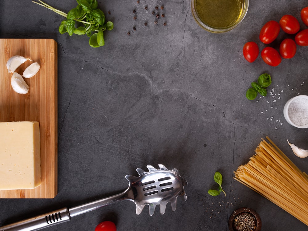 Ingredientes para un plato de pasta sobre una mesa