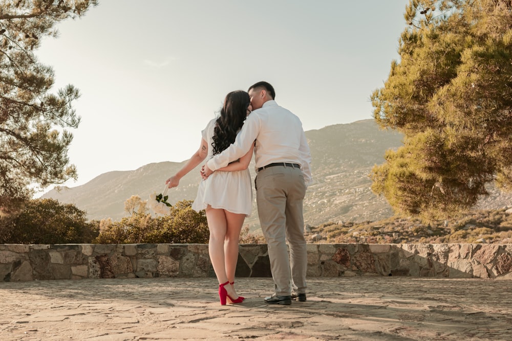 un homme et une femme debout l’un à côté de l’autre