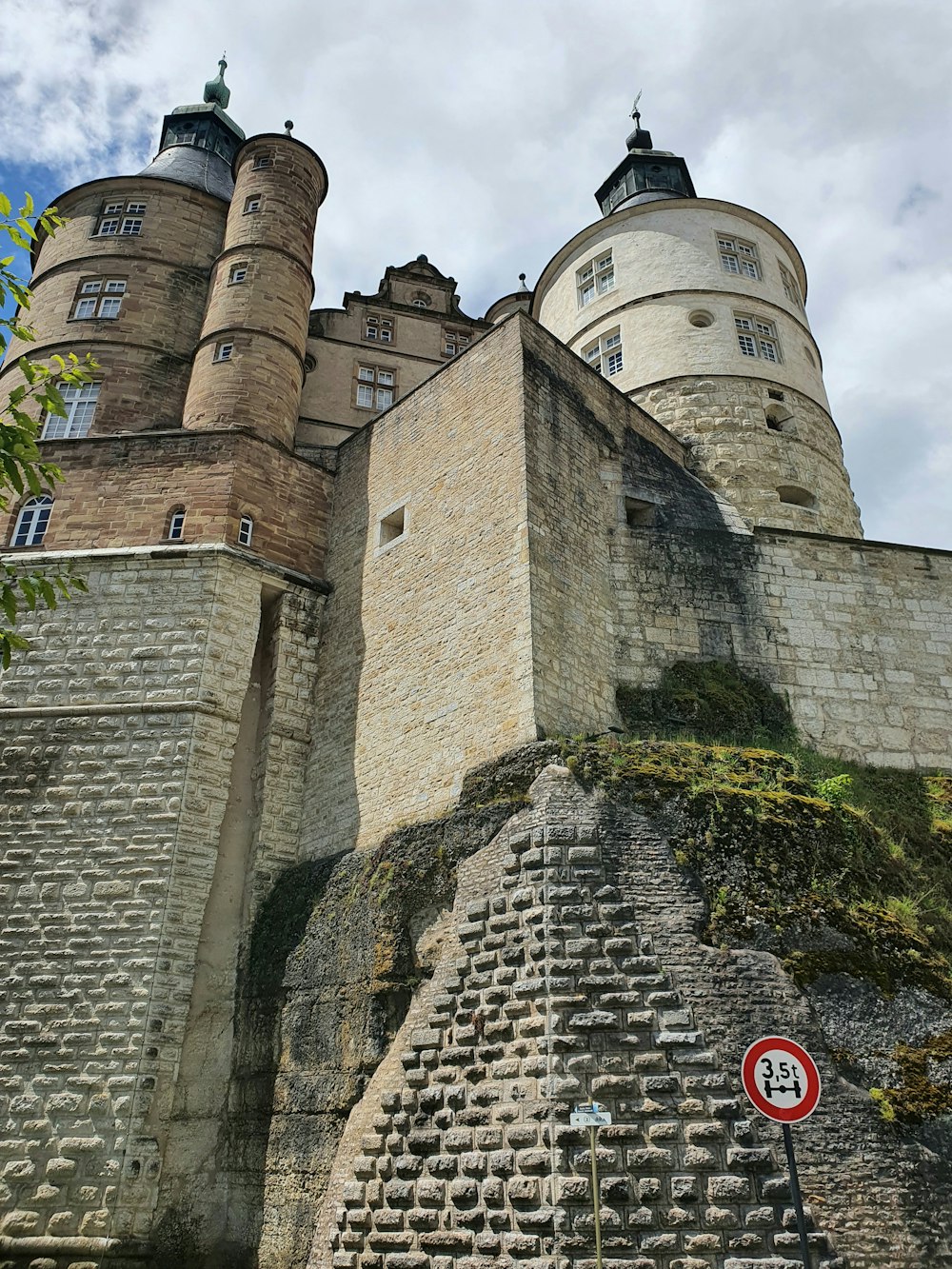 un très grand château assis au sommet d’une colline