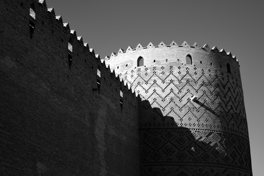 uma foto em preto e branco de uma torre de tijolos