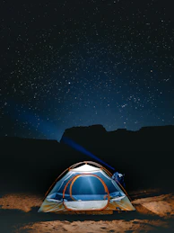 Bivouac sous les étoiles dans le Tadrart Rouge.