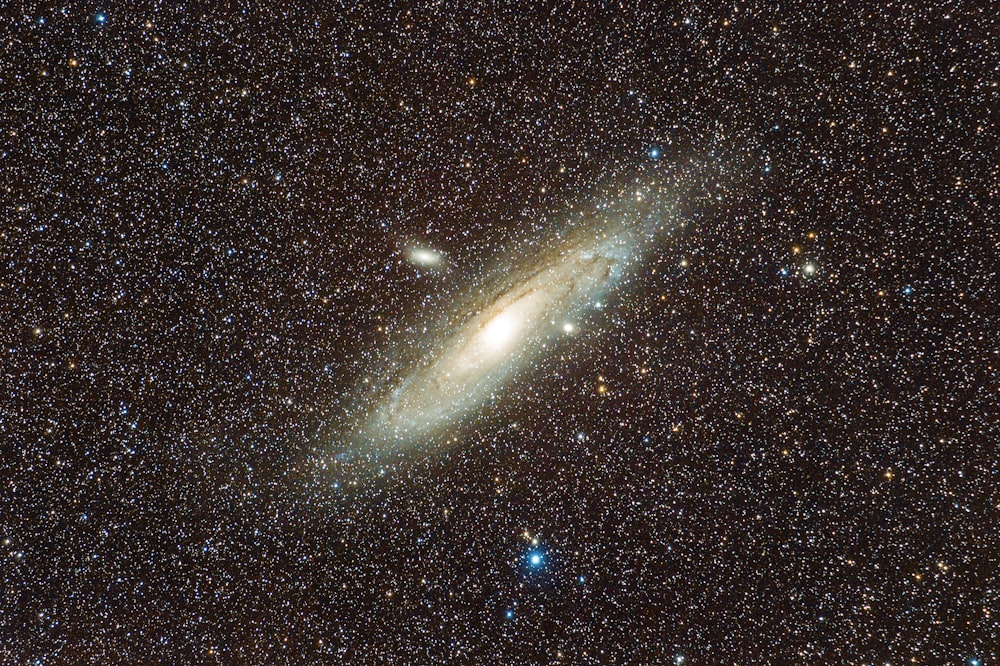 una galaxia muy grande en medio del cielo nocturno