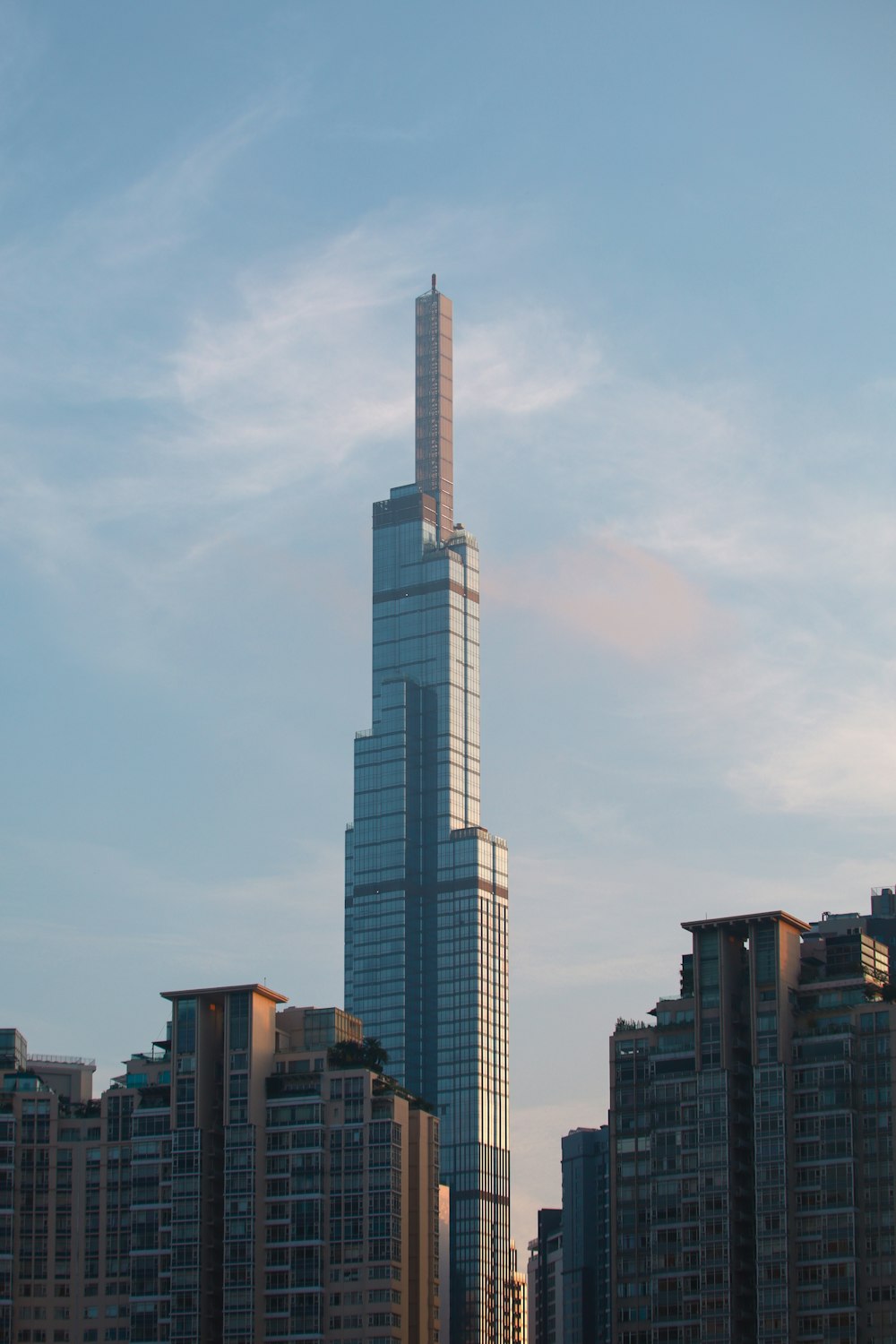 ein sehr hohes Gebäude, das über einer Stadt thront