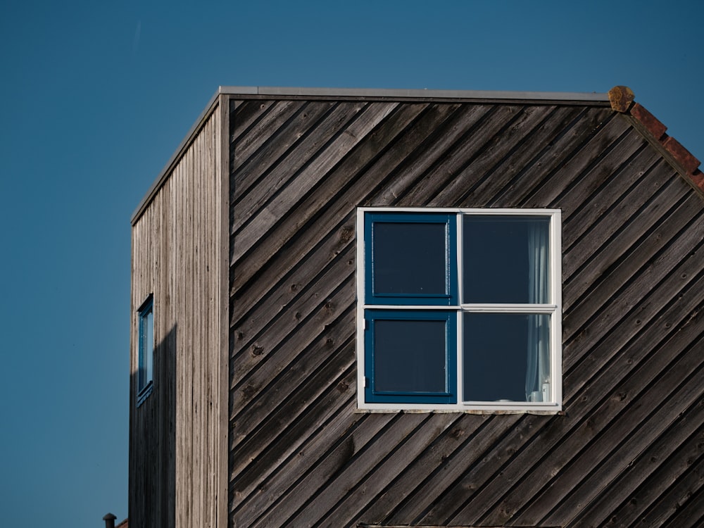 ein Holzgebäude mit einem Fenster an der Seite