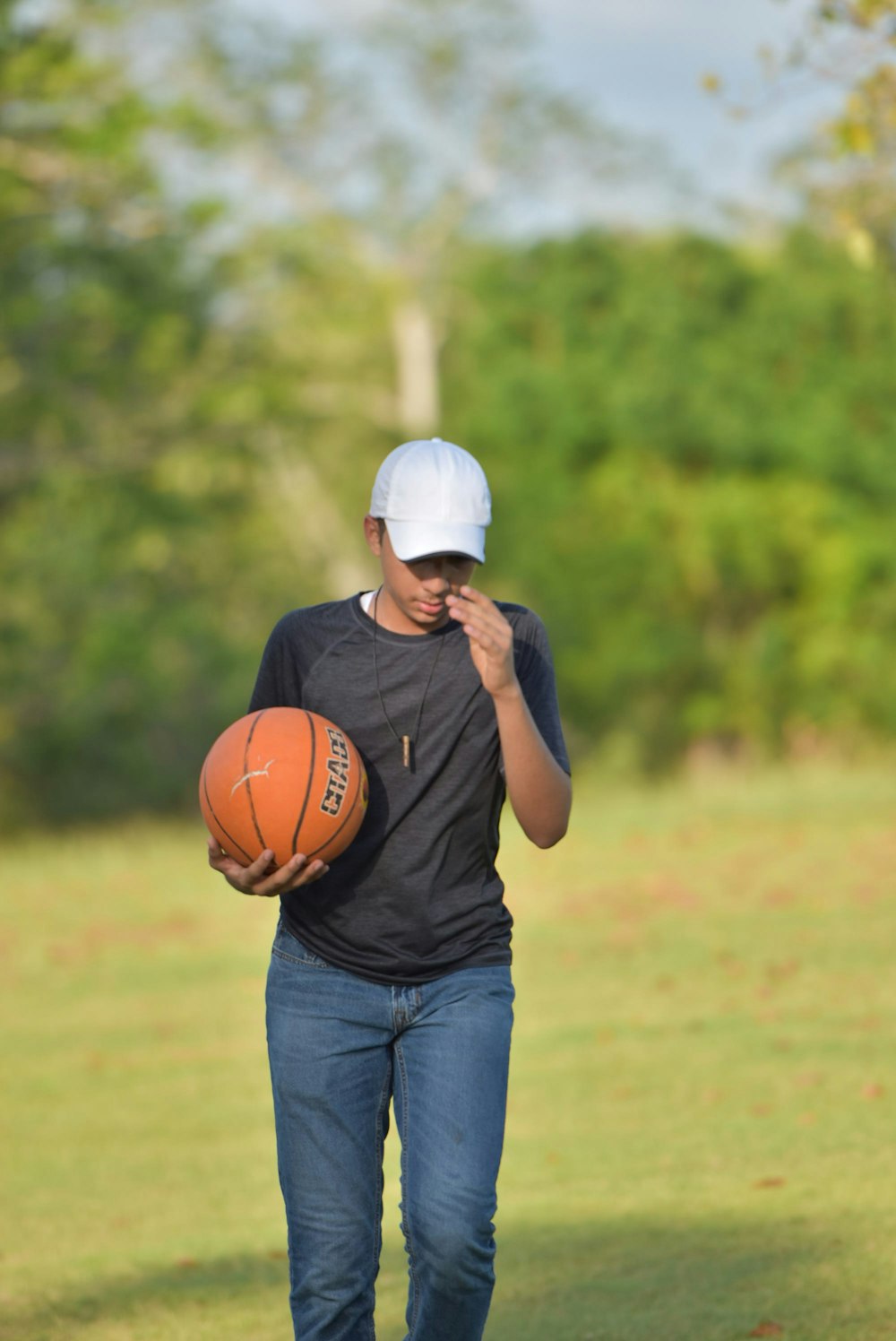 Un hombre que camina con una pelota de baloncesto en la mano