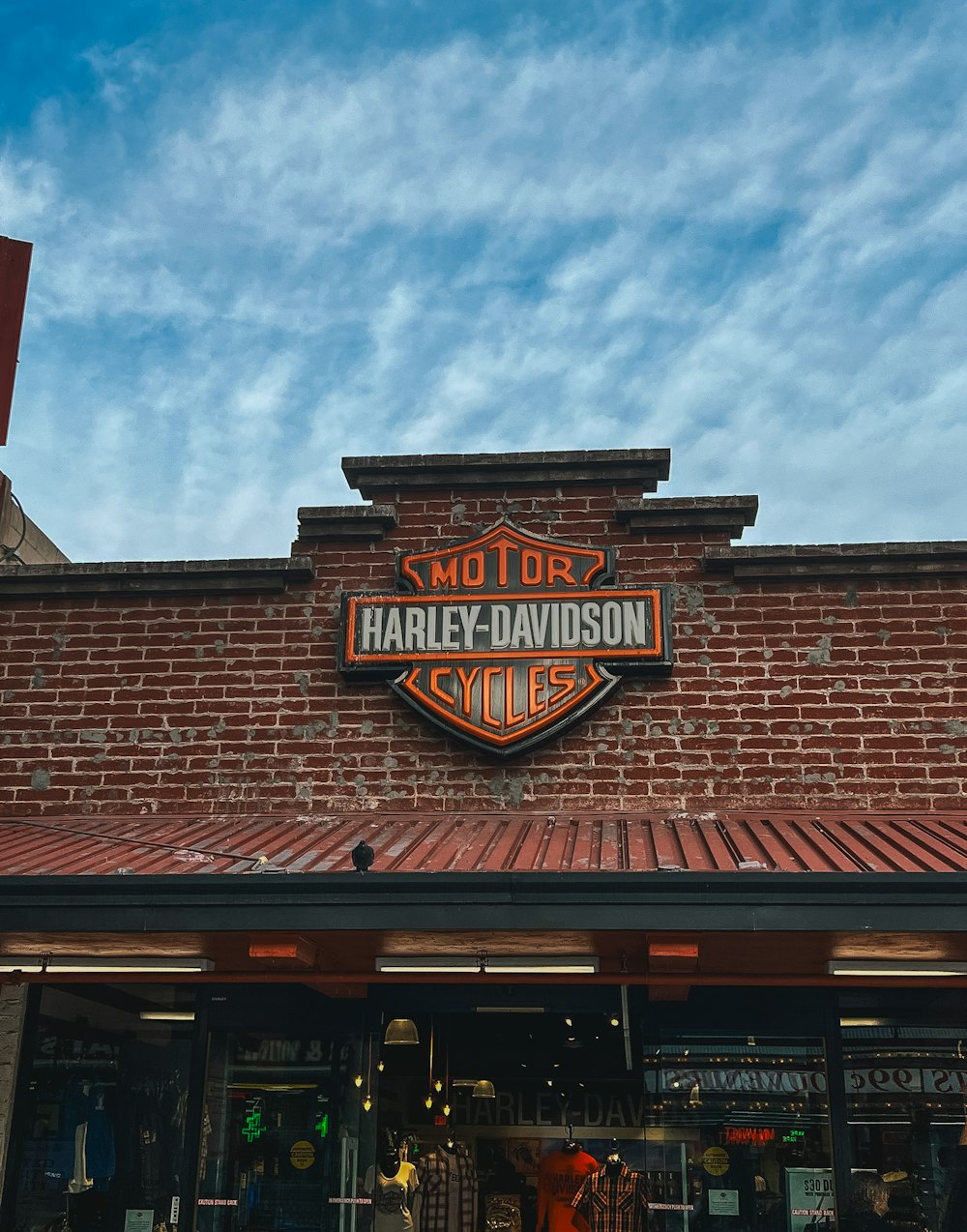 할리 데이비슨 사이클(Harley Davidson Cycles)이라는 간판이 있는 벽돌 건물