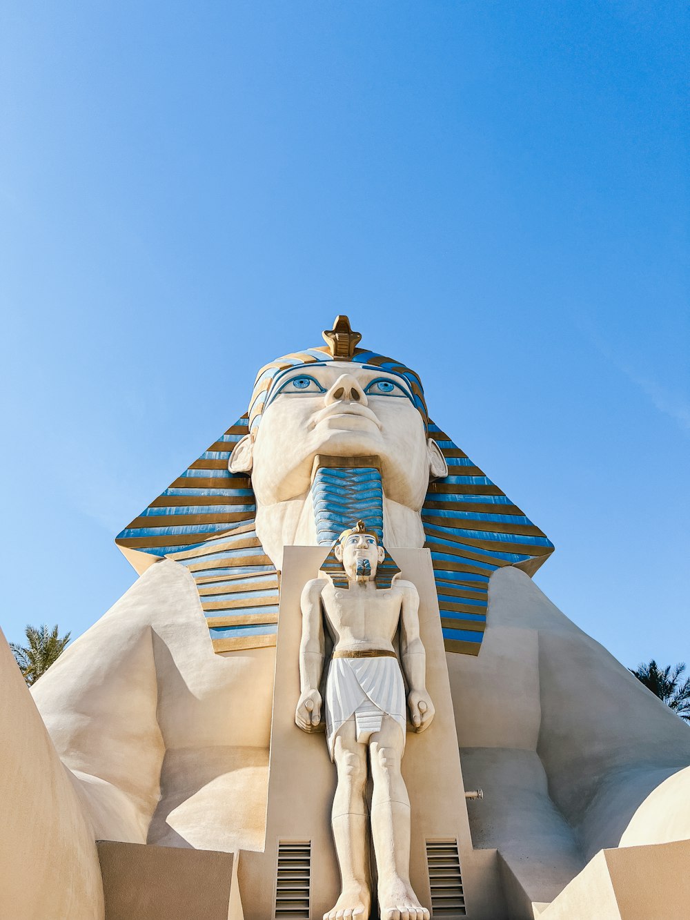 Una estatua de un dios egipcio frente a un edificio