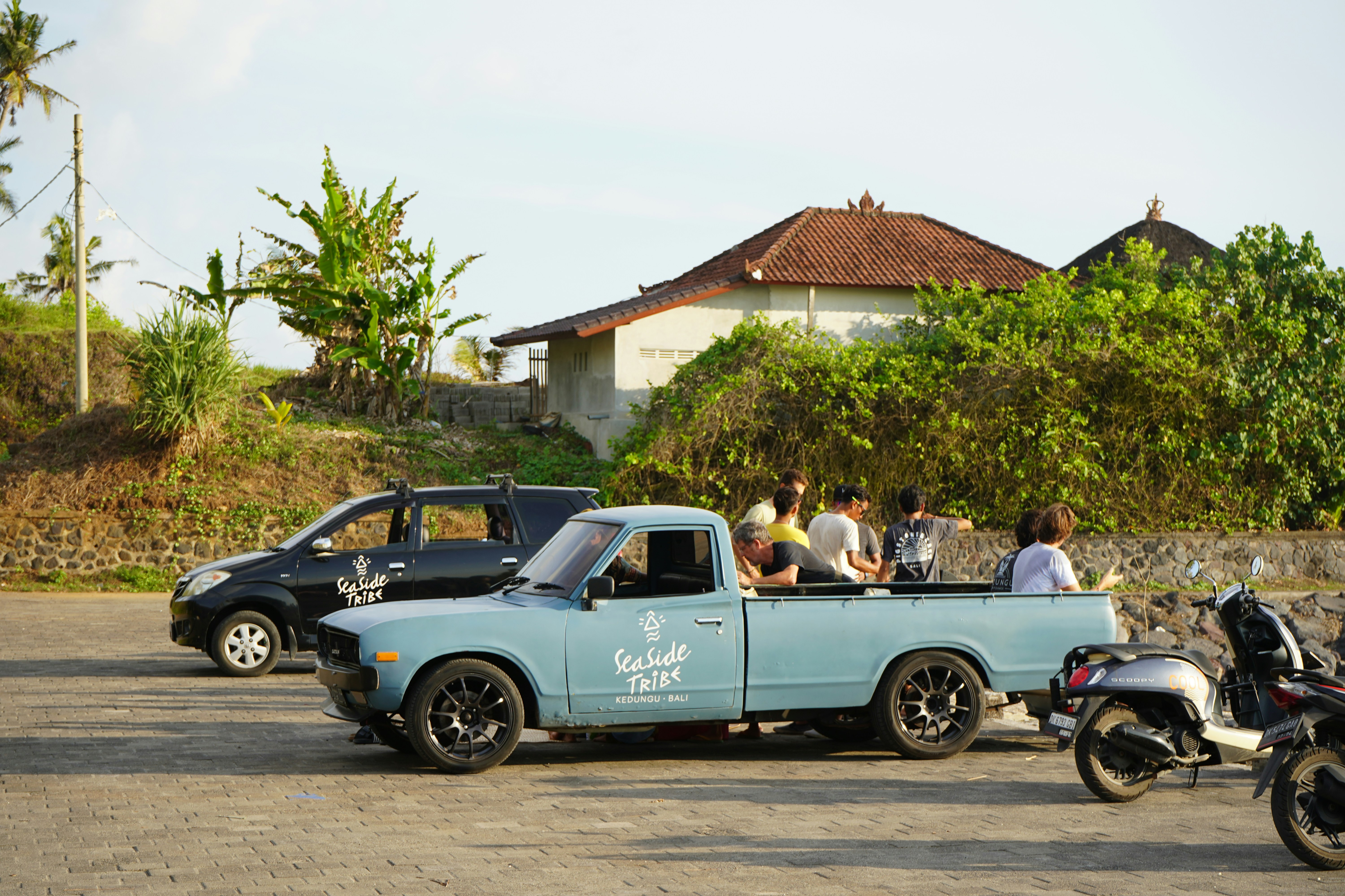 sekelompok orang duduk di belakang truk pick up