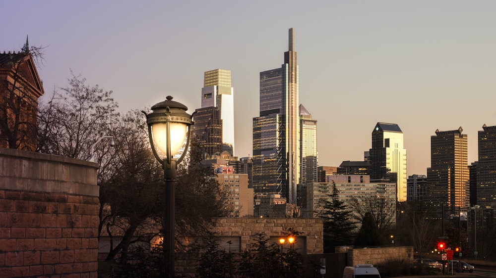 Blick auf eine Stadt mit hohen Gebäuden