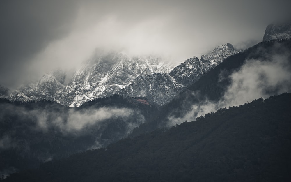 une photo en noir et blanc d’une chaîne de montagnes