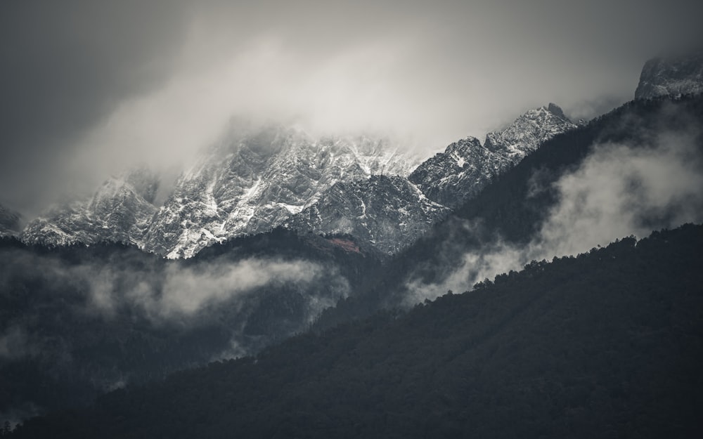 Una foto en blanco y negro de una cadena montañosa