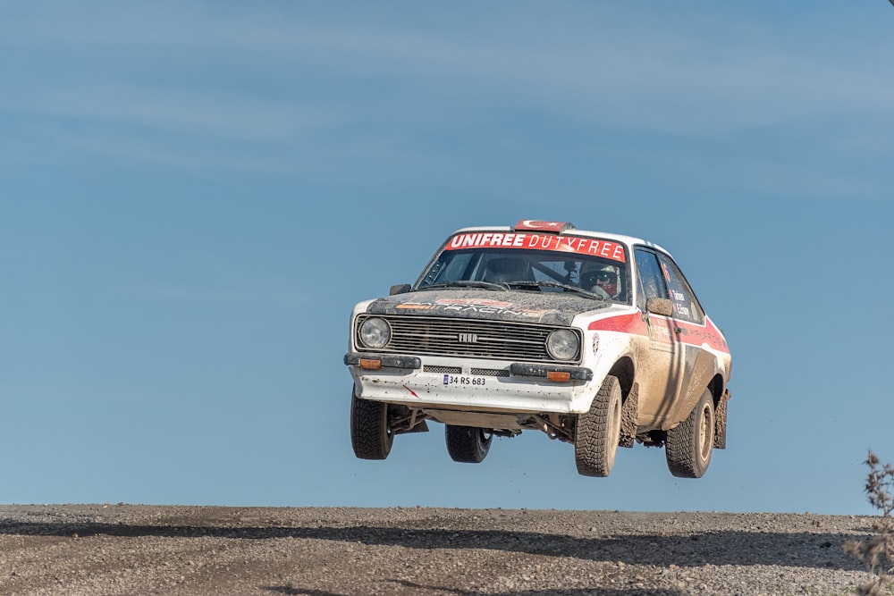 Ein Rallye-Auto fliegt durch die Luft