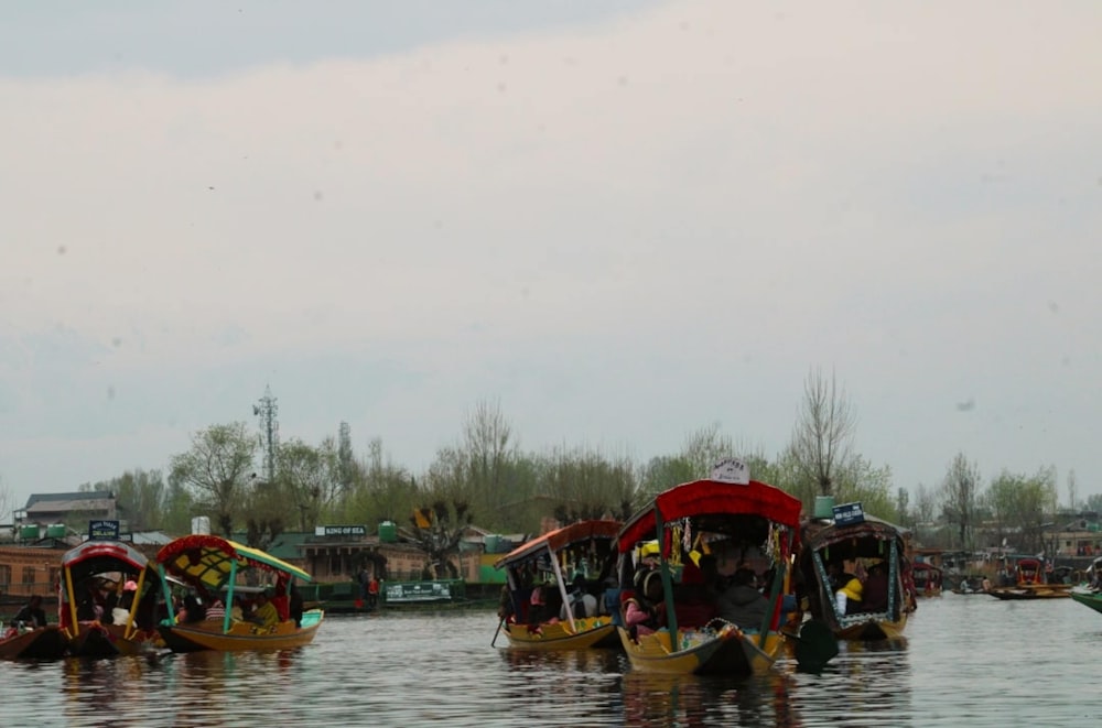 un groupe de bateaux flottant au-dessus d’une rivière