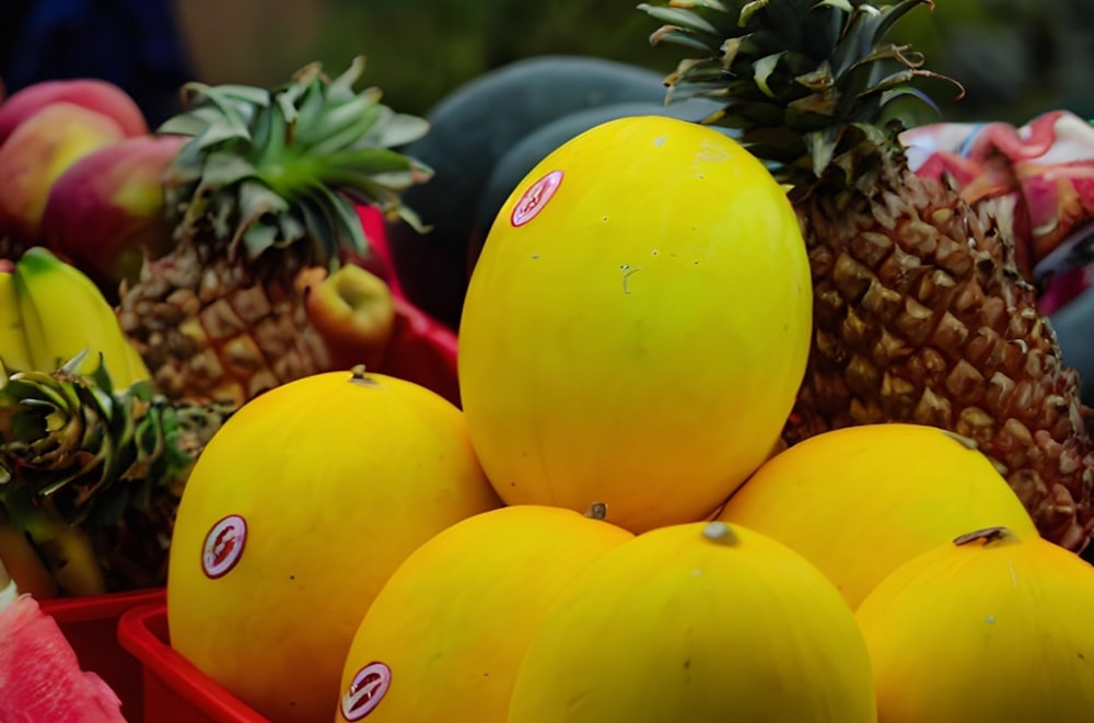 un montón de frutas amarillas sentadas una encima de la otra