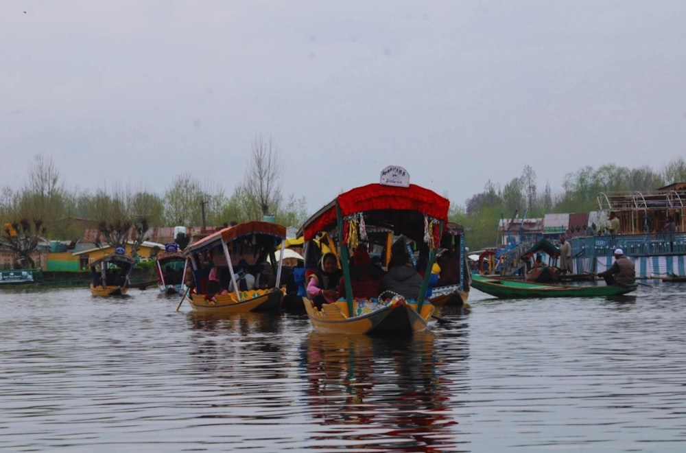 un groupe de bateaux flottant au-dessus d’un lac