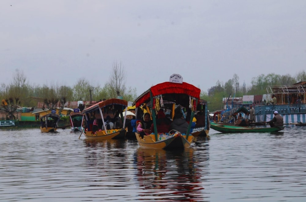 Un grupo de botes flotando en la parte superior de un lago