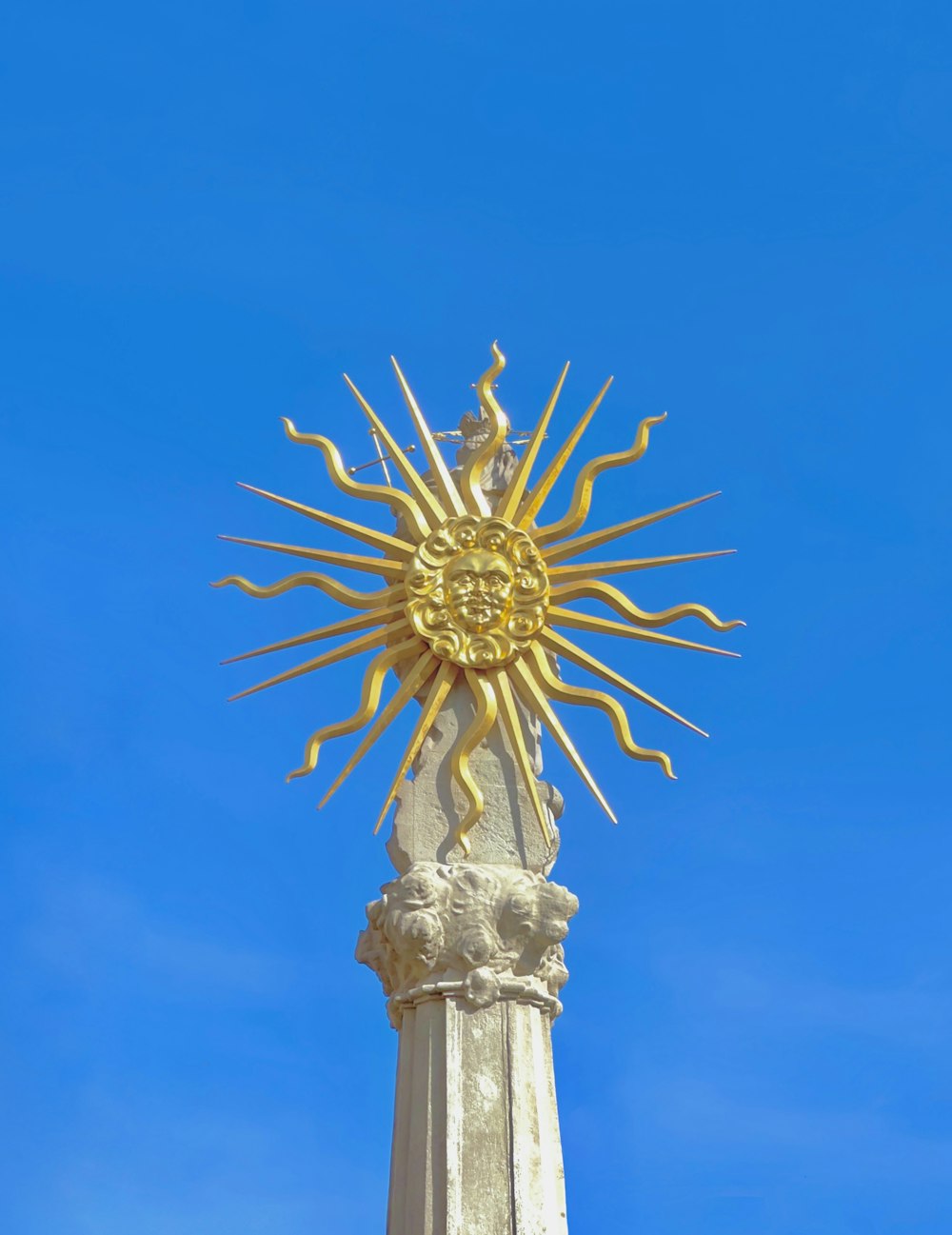 una estatua con un sol encima