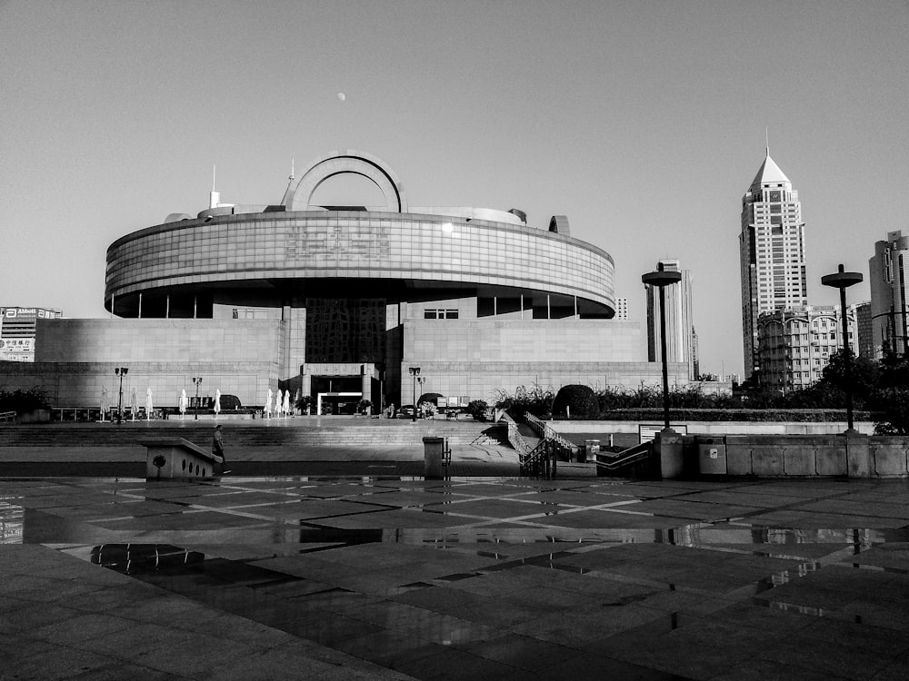 a black and white photo of a building in a city