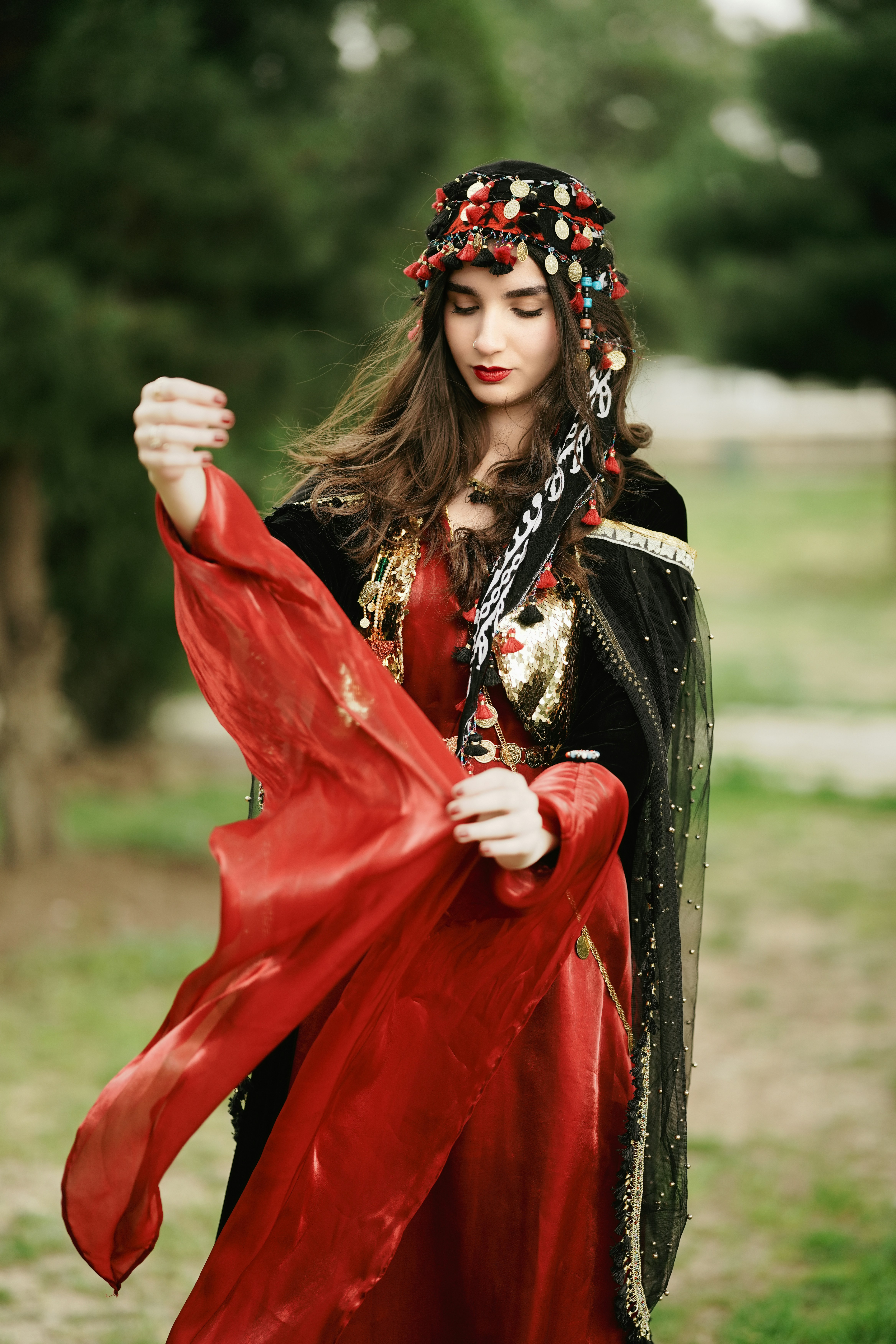 Jeune femme Albanaise en vêtement traditionnel.
