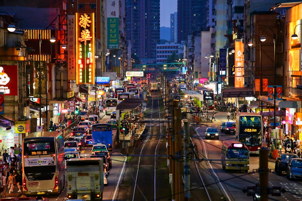 a busy city street filled with lots of traffic