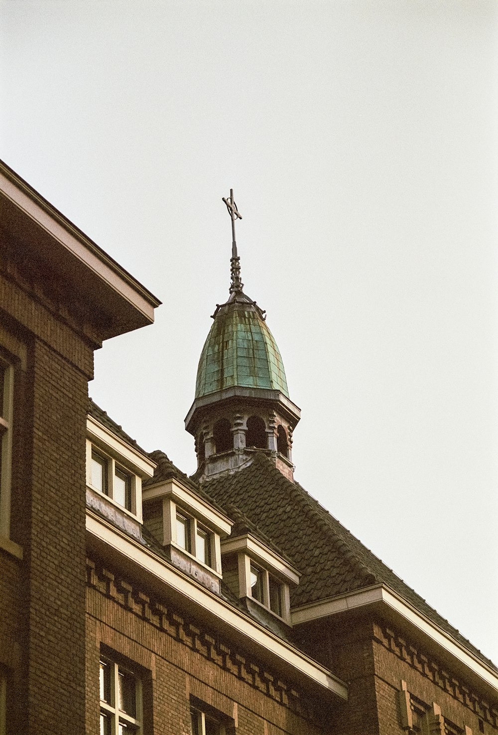 ein Gebäude mit einem Kirchturm und einem Kreuz auf der Spitze