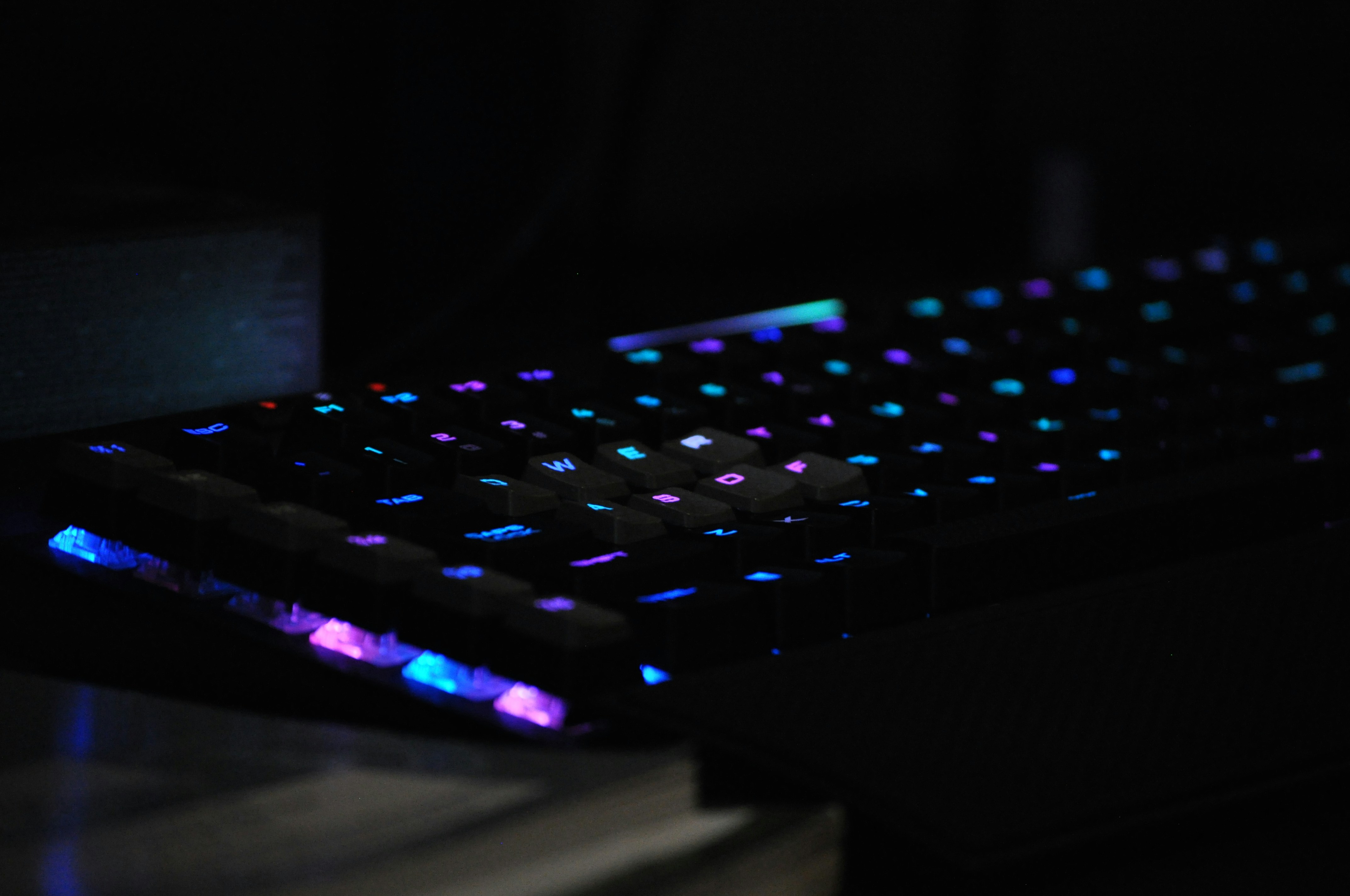 El teclado de una computadora se iluminó en la oscuridad