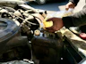 Motor bölmesine sıvı ekleniyor