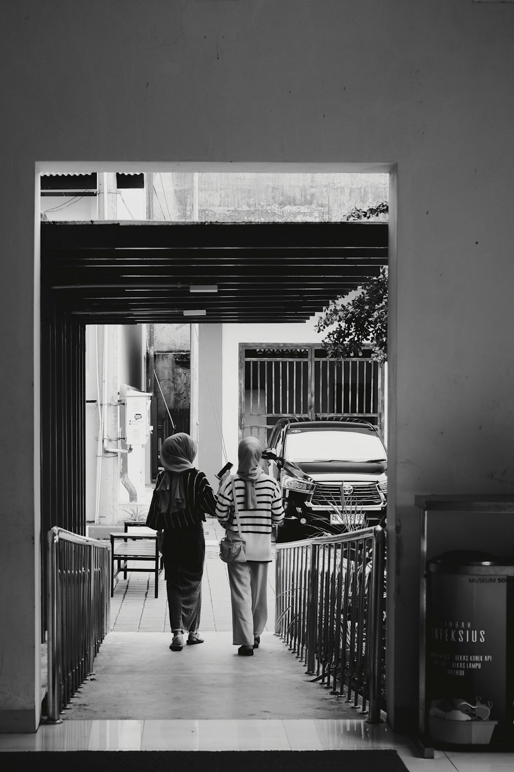 Un par de personas que salen de un edificio