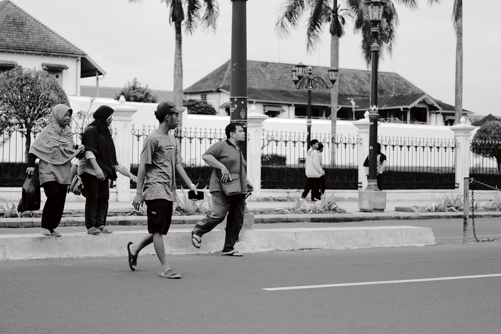 um grupo de pessoas caminhando por uma rua